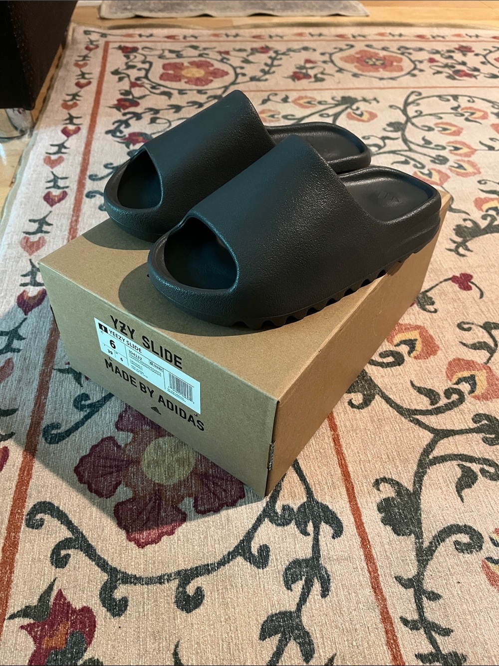 Yeezy slide size 6 Men (size 7 women)